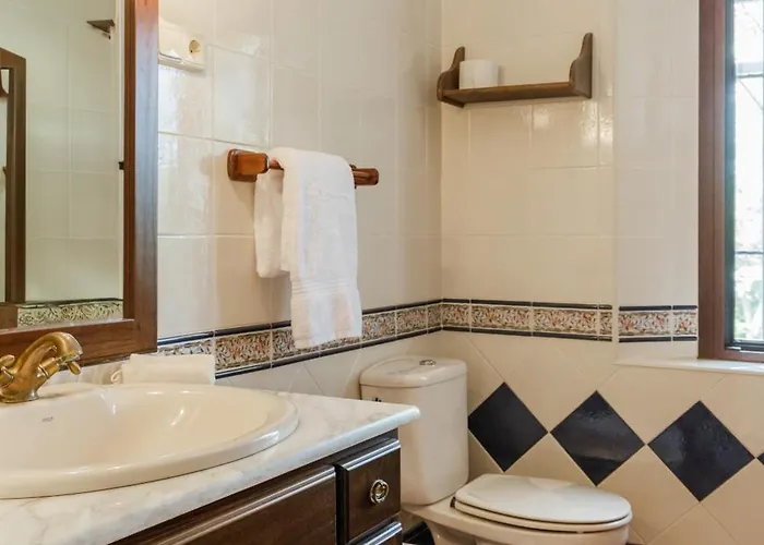 En Con Piscina Y Un Maravilloso Jardin Holiday home Candeleda