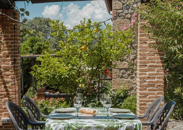 En Con Piscina Y Un Maravilloso Jardin Holiday home Candeleda