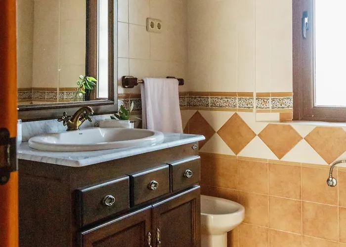 En Con Piscina Y Un Maravilloso Jardin Holiday home Candeleda